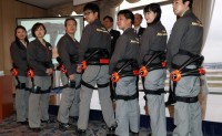 【岛国发明的机器人套装，穿上1秒变大力士，东京机场已经用上了！】