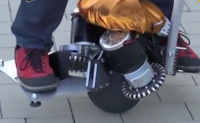 【视频】【全球首个“球形”轮胎，360°随意跑，还能侧着走，跑起像在漂浮】