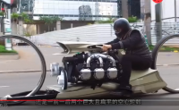 【视频】空心车轮摩托，采用飞机发动机，像UFO在贴地飞行