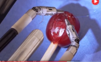 【视频】国外手术机器人完美缝合葡萄皮，网友：这才是黑科技！