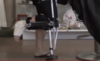 【视频】号称第三条腿的拐杖，断了腿还能打拳击，腿断也能到处跑