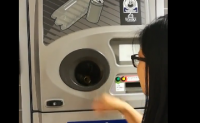 【视频】自动回收机你把瓶子放进去，机器吐出钱给你用