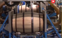 【视频】一块块木板拼起来的红酒桶，如何做到滴水不漏，制造过程很复杂