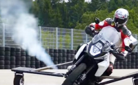 【视频】解决摩托车侧滑问题，给摩托装推进器，失控了放个“屁”就安全